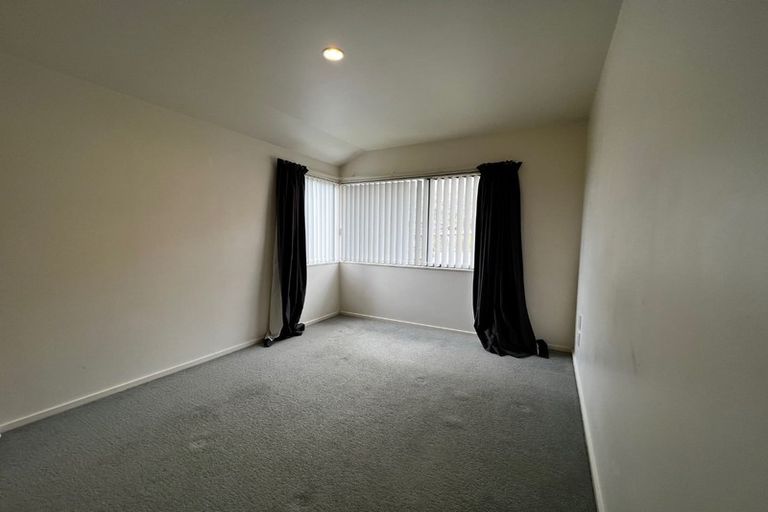 Photo of property in 11 Mannikin Place, Unsworth Heights, Auckland, 0632