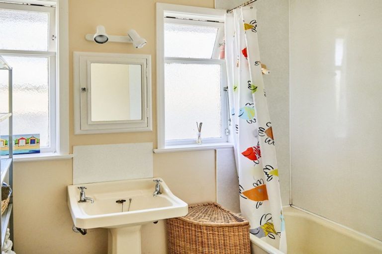 Photo of property in 19 Corlett Road, Plimmerton, Porirua, 5026