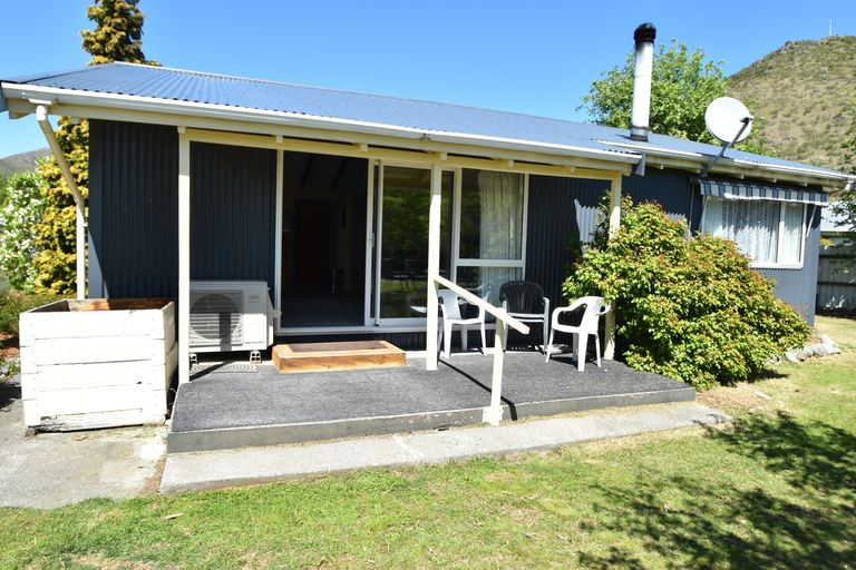 Photo of property in 2 Keene Place, Omarama, 9412