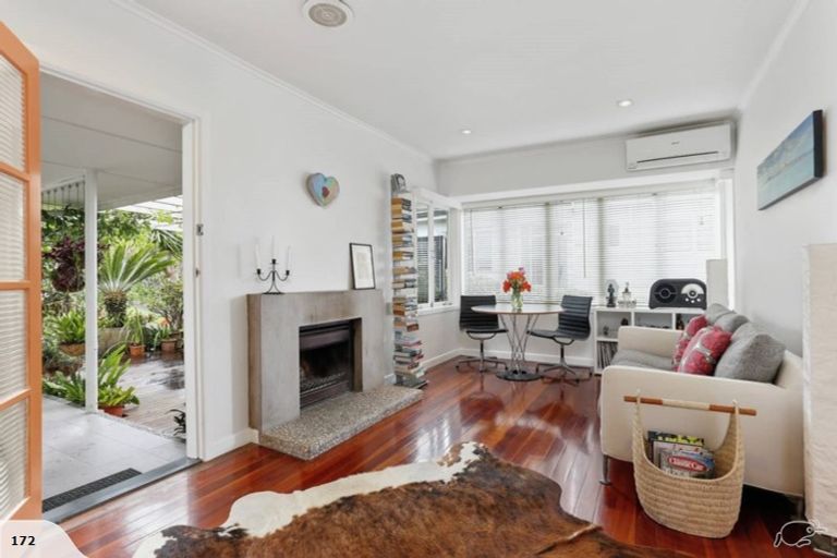 Photo of property in 26 Peter Terrace, Castor Bay, Auckland, 0620