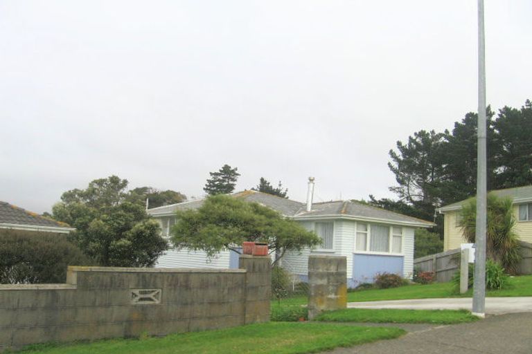 Photo of property in 25 Beauzami Crescent, Ascot Park, Porirua, 5024