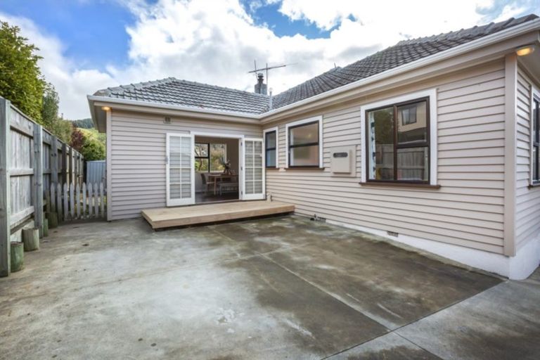Photo of property in 19a Lyndhurst Road, Tawa, Wellington, 5028
