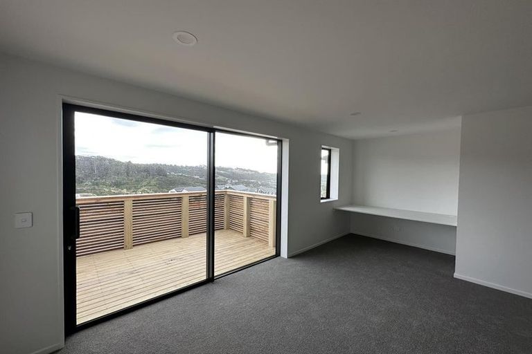 Photo of property in 35 Oakum Road, Whitby, Porirua, 5024