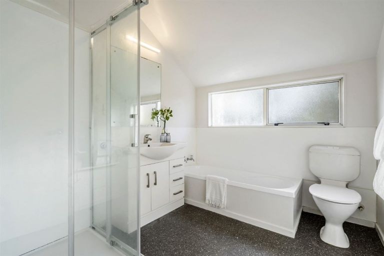 Photo of property in 2/160 Forrest Hill Road, Forrest Hill, Auckland, 0620