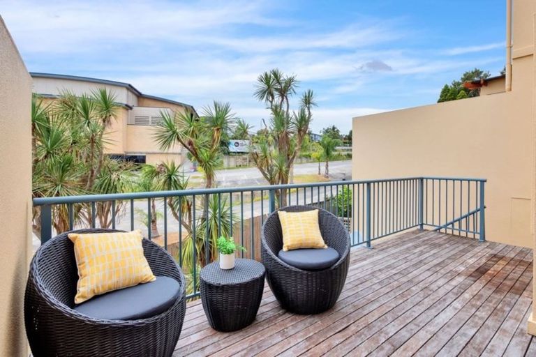 Photo of property in 2/12 Pannill Place, Oteha, Auckland, 0632