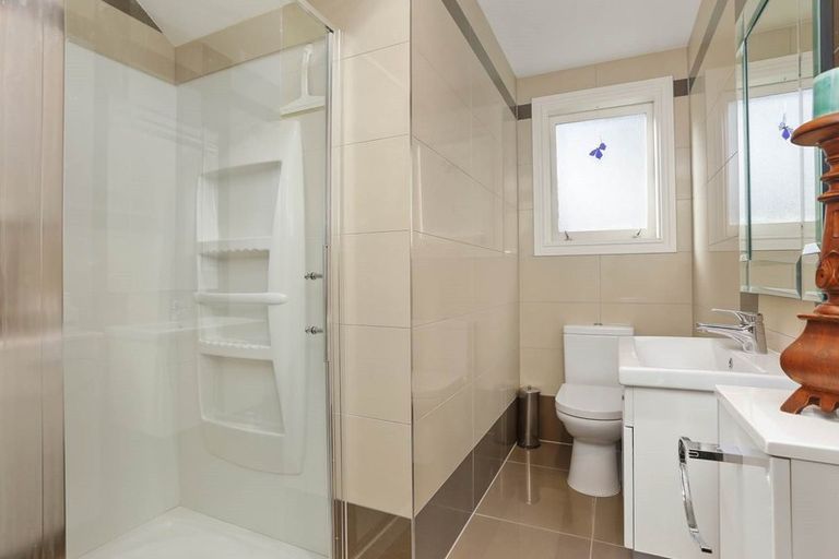 Photo of property in 186 Boord Crescent, Kumeu, 0891