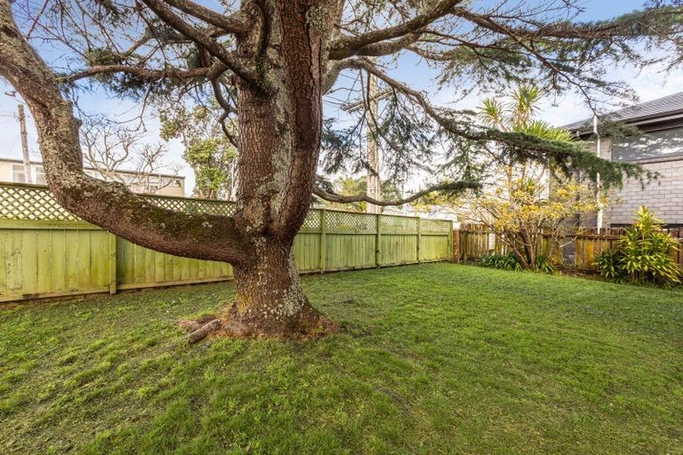 Photo of property in 2 Beazley Place, Glendene, Auckland, 0602