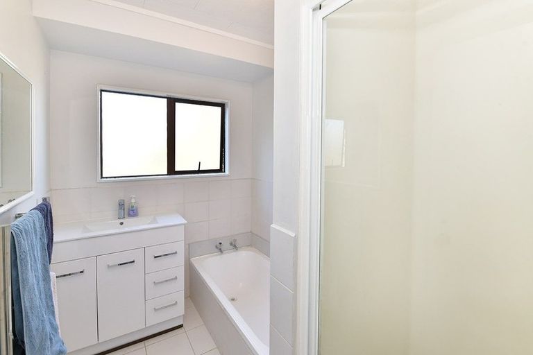 Photo of property in 2/88 Athena Drive, Totara Vale, Auckland, 0629