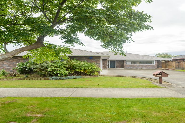 Photo of property in 4 Royal Oak Drive, Kelvin Grove, Palmerston North, 4414