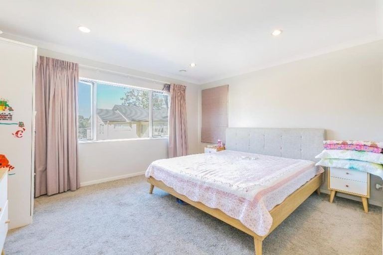 Photo of property in 54 Harrowglen Drive, Northcross, Auckland, 0630