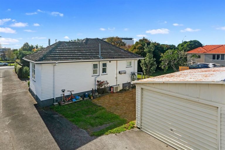 Photo of property in 1/2 Yeovil Road, Te Atatu Peninsula, Auckland, 0610