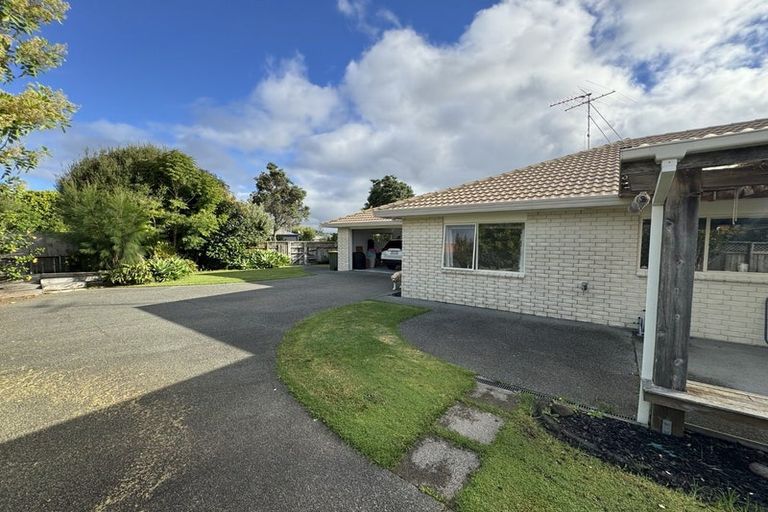 Photo of property in 23 Chalmers Close, Orewa, 0931