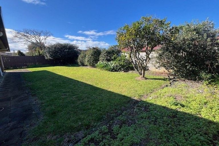 Photo of property in 32 Jillteresa Crescent, Half Moon Bay, Auckland, 2012