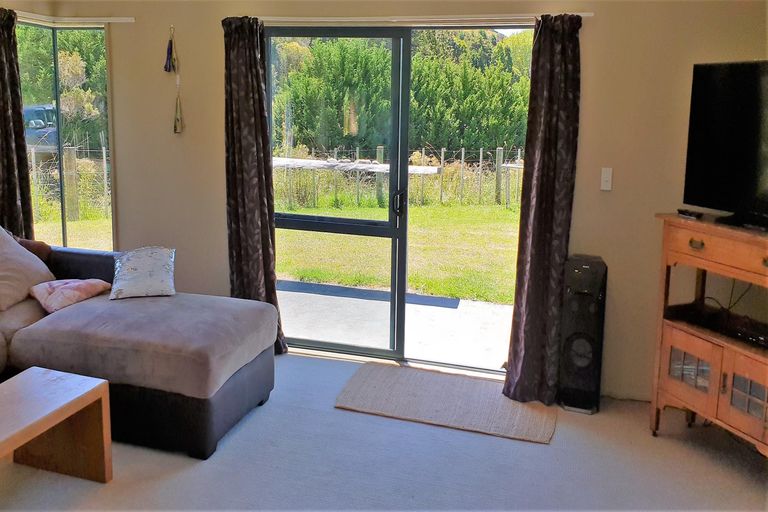 Photo of property in 136 Stratford Drive, Cable Bay, 0420
