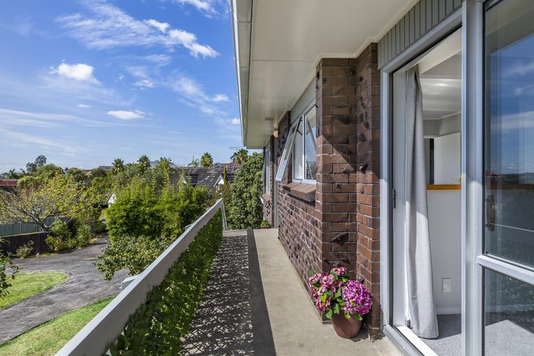Photo of property in 1/12 Lydford Place, Glendene, Auckland, 0602