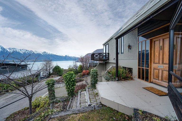 Photo of property in 10 Lordens Place, Fernhill, Queenstown, 9300