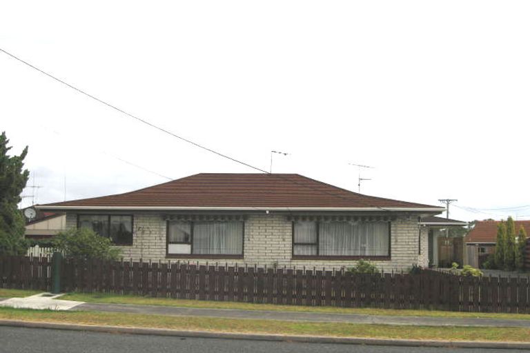 Photo of property in 1/133 Chivalry Road, Glenfield, Auckland, 0629