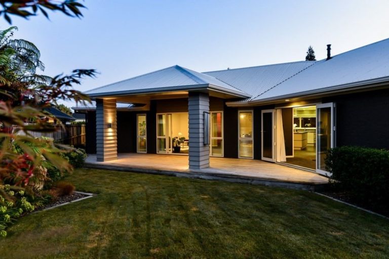 Photo of property in 2 Amokura Crescent, Flagstaff, Hamilton, 3210