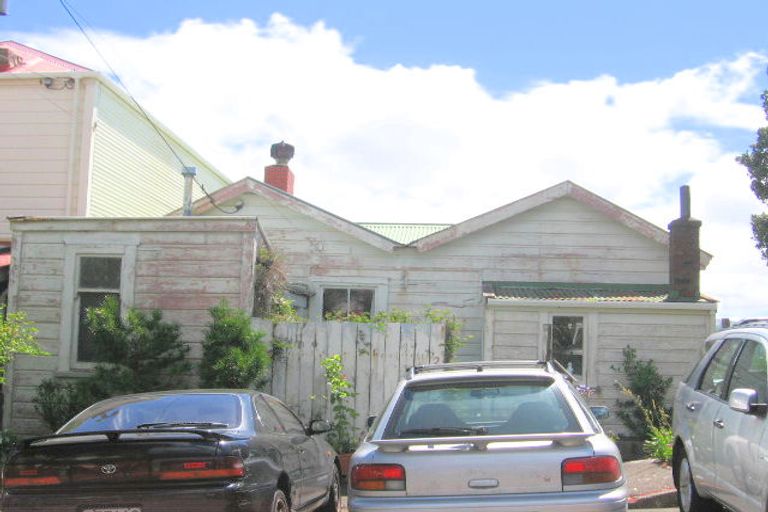 Photo of property in 2 Stafford Street, Mount Victoria, Wellington, 6011