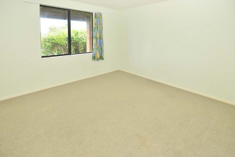 Photo of property in 2/81 Knights Road, Rothesay Bay, Auckland, 0630