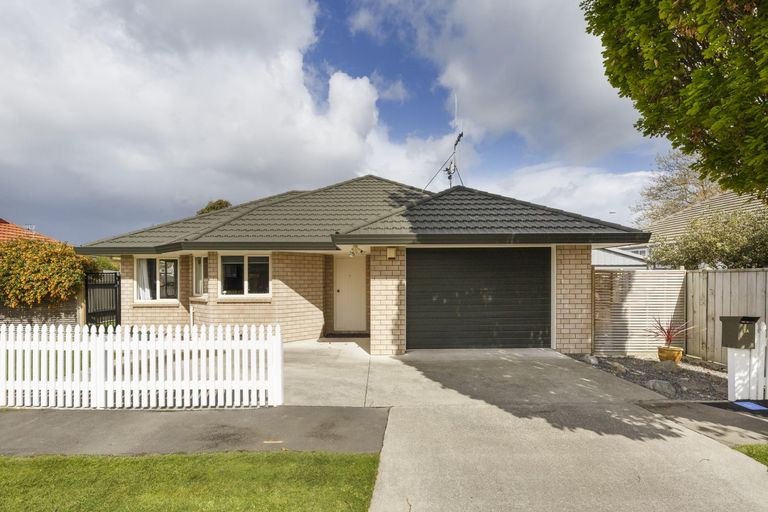 Photo of property in 2a Belfast Place, Roslyn, Palmerston North, 4414