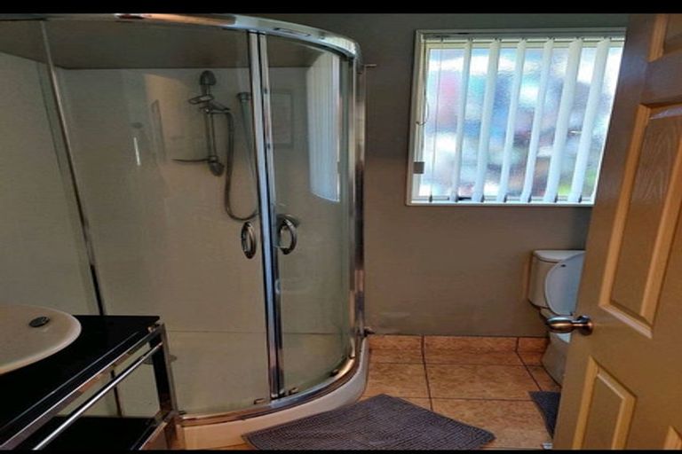 Photo of property in 404a Te Atatu Road, Te Atatu Peninsula, Auckland, 0610