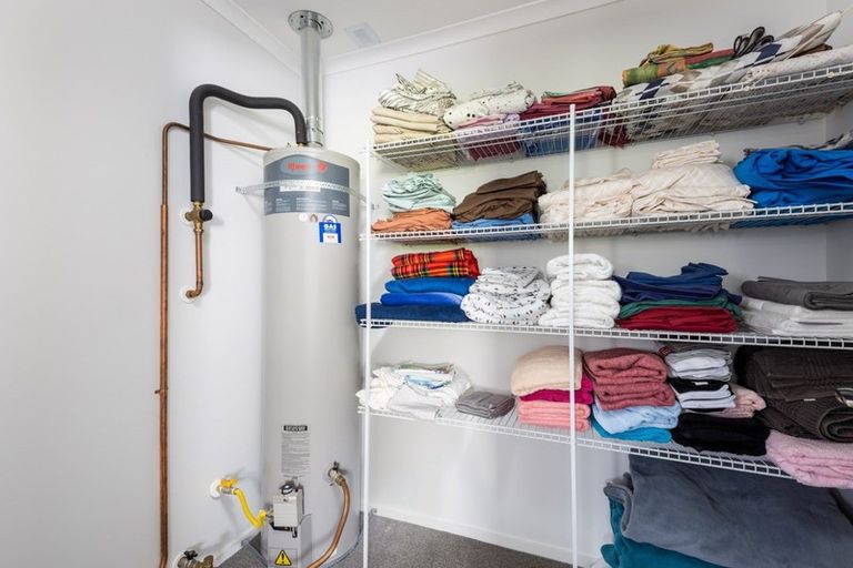 Photo of property in 1 Oakmont Crescent, Waiwhakaiho, New Plymouth, 4312