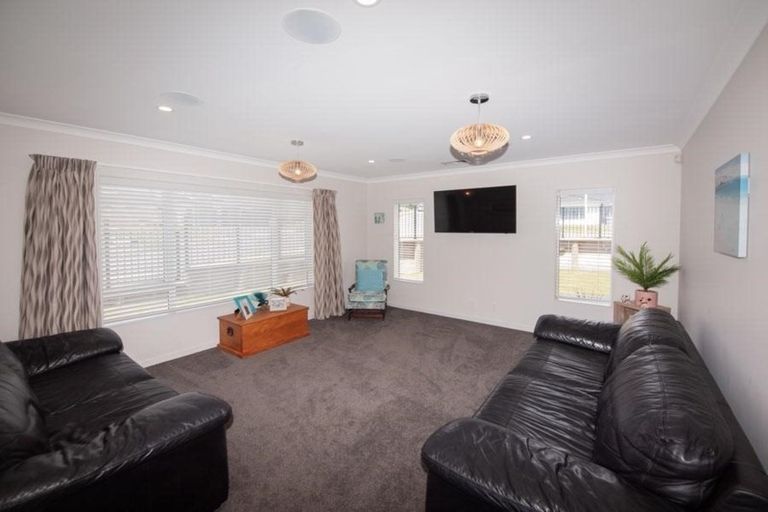 Photo of property in 35 Margaret Shields Avenue, Aotea, Porirua, 5024