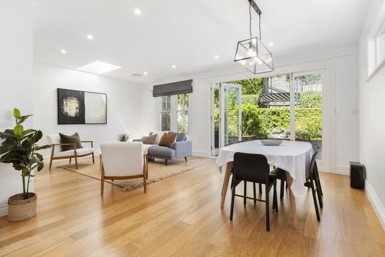 Photo of property in 60 Hawker Street, Mount Victoria, Wellington, 6011