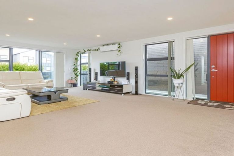 Photo of property in 42 Liberation Road, Papakura, 2110