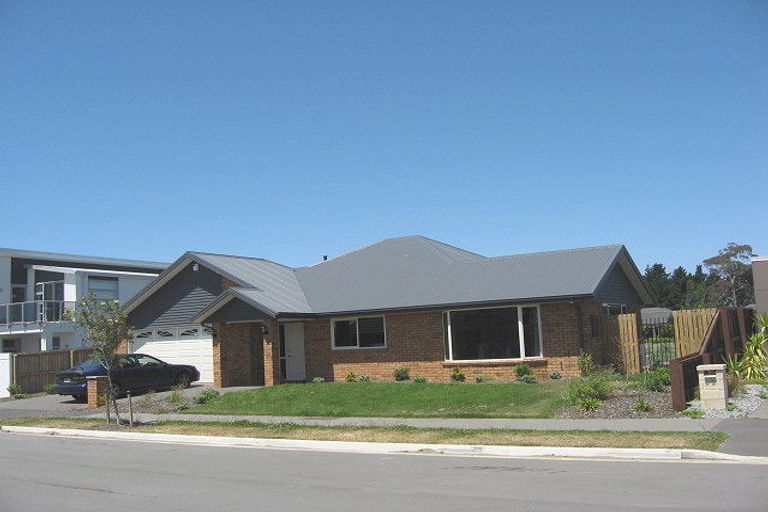 Photo of property in 64 Reka Street, Parklands, Christchurch, 8083