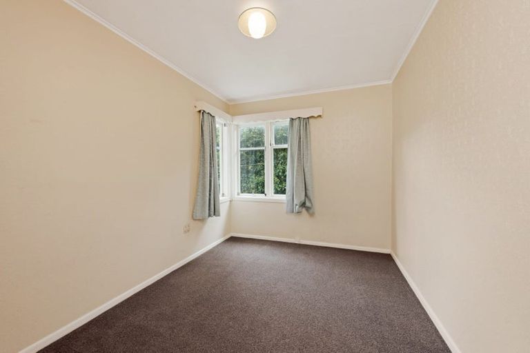 Photo of property in 46 Miles Crescent, Newlands, Wellington, 6037