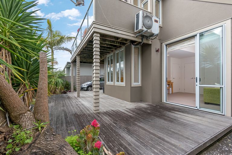 Photo of property in 2/50 The Esplanade, Eastern Beach, Auckland, 2012