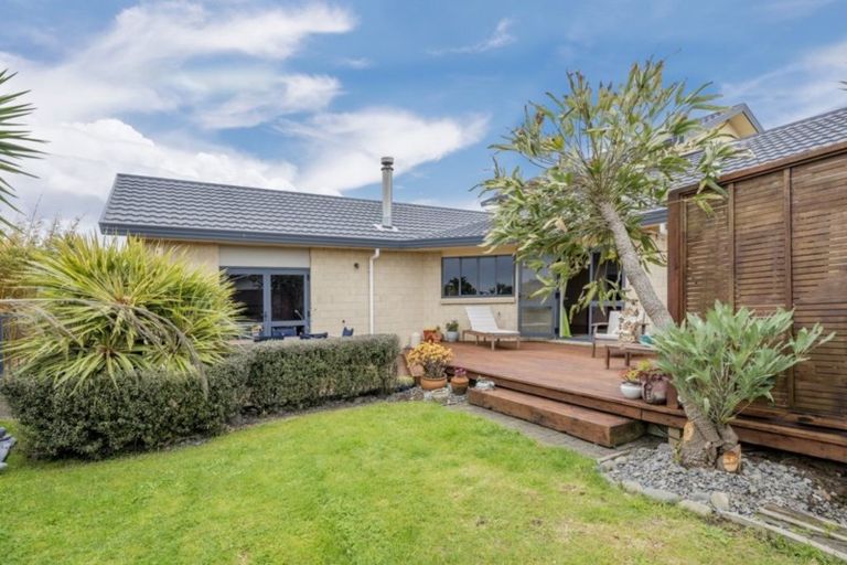 Photo of property in 8 Te Ropata Place, Waikanae Beach, Waikanae, 5036