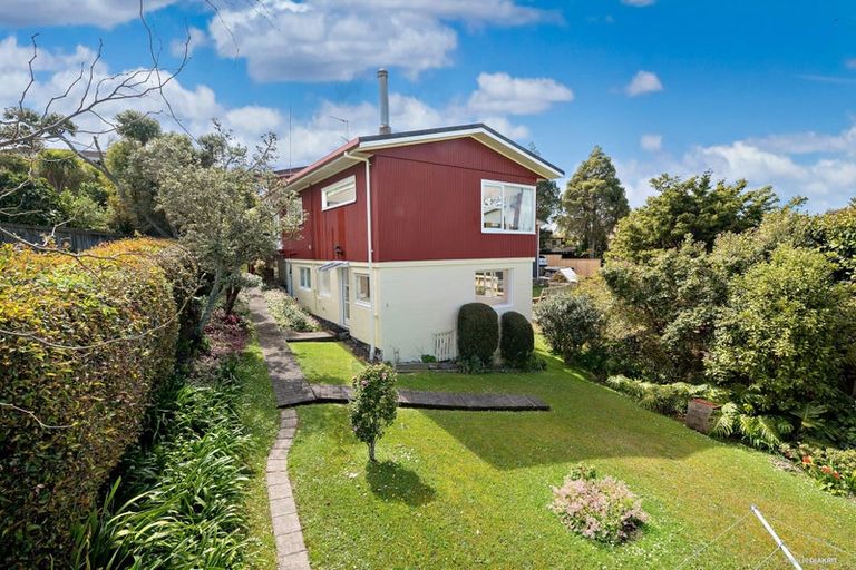 Photo of property in 35 Montgomery Avenue, Rothesay Bay, Auckland, 0630