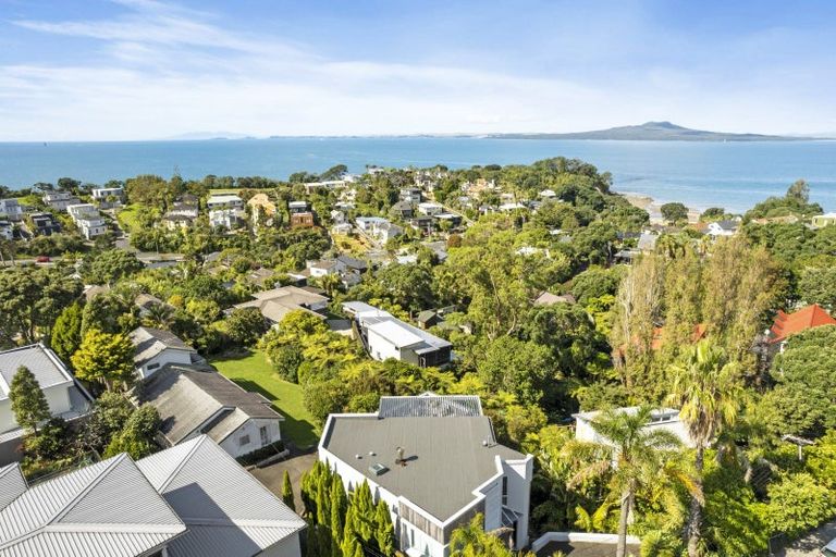 Photo of property in 2/39 Eastcliffe Road, Castor Bay, Auckland, 0620