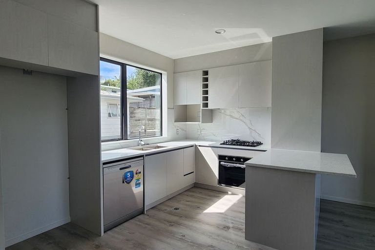 Photo of property in 22b Totaravale Drive, Totara Vale, Auckland, 0629