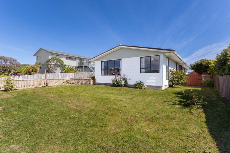 Photo of property in 11 Atua Street, Waikanae Beach, Waikanae, 5036
