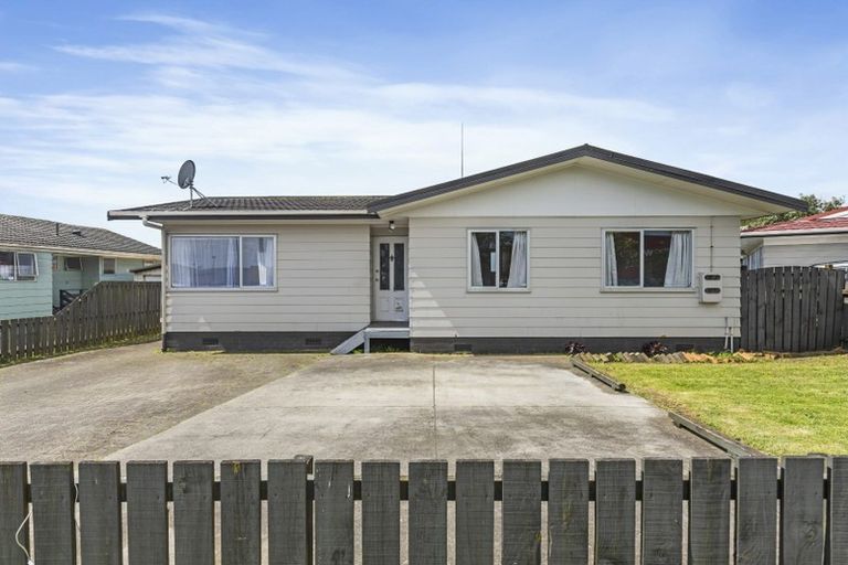 Photo of property in 496 Roscommon Road, Clendon Park, Auckland, 2103