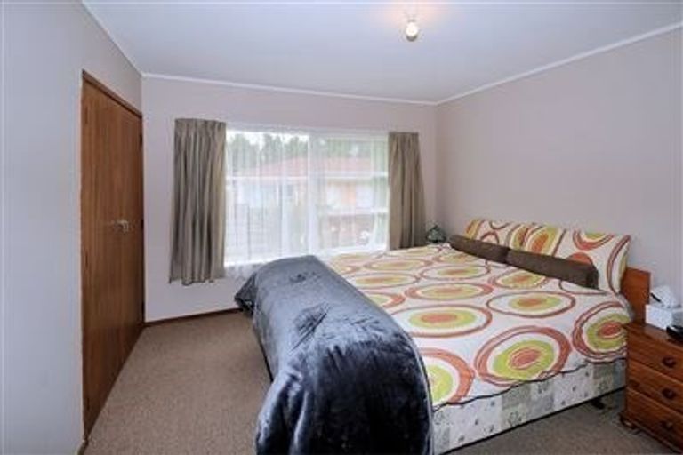 Photo of property in 1/15 Woodall Place, Totara Vale, Auckland, 0627