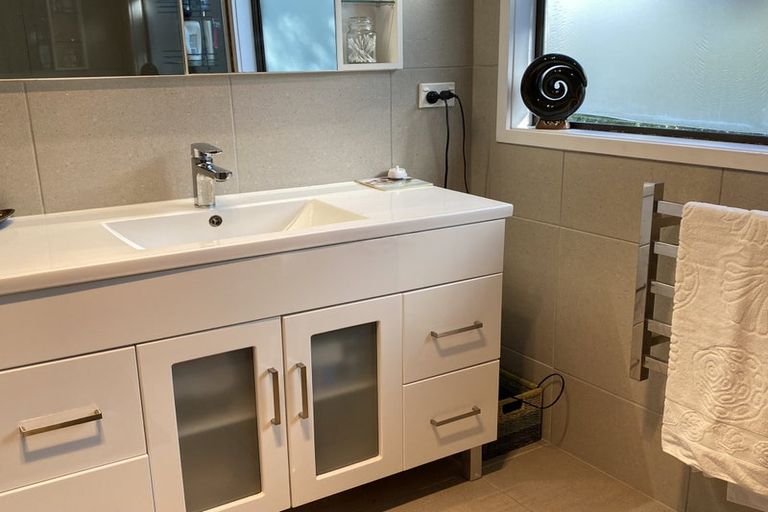 Photo of property in 16 Quincey Place, Massey, Auckland, 0614