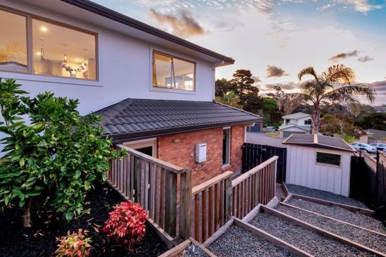 Photo of property in 32 Canary Place, Unsworth Heights, Auckland, 0632