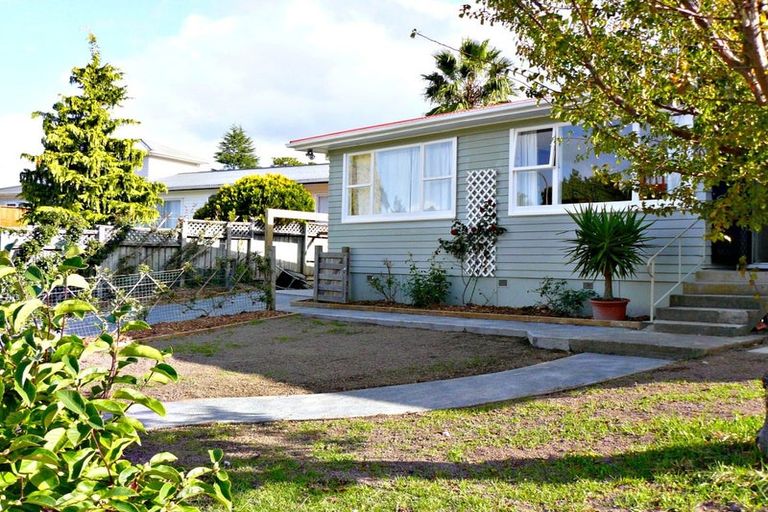 Photo of property in 16 Ivy Place, Birkdale, Auckland, 0626