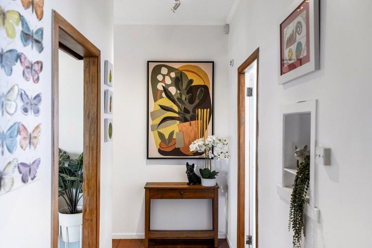 Photo of property in 32 Dignan Street, Point Chevalier, Auckland, 1022