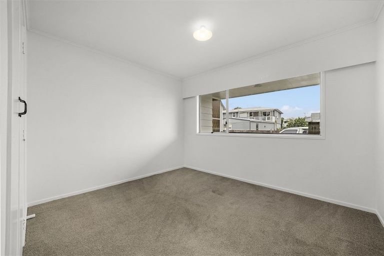Photo of property in 2/11a Bayside Avenue, Te Atatu Peninsula, Auckland, 0610