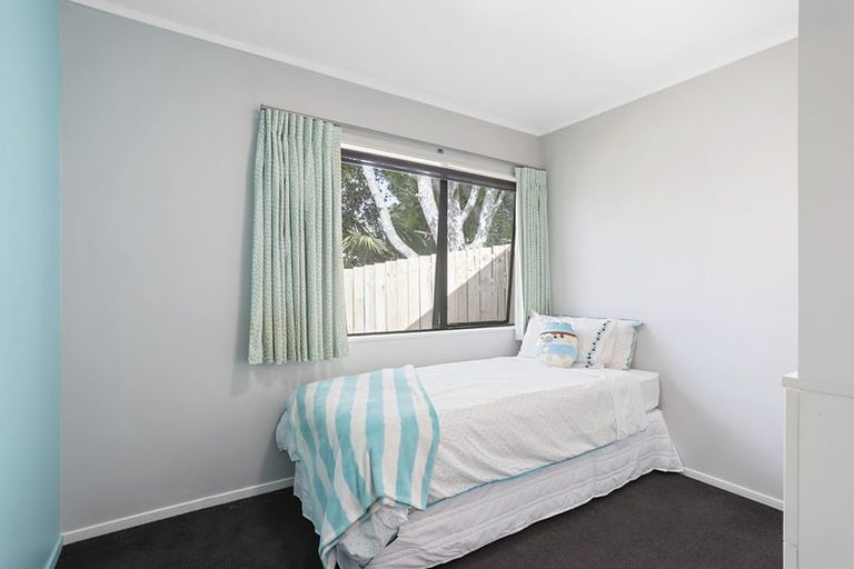 Photo of property in 13a Avonleigh Road, Green Bay, Auckland, 0604