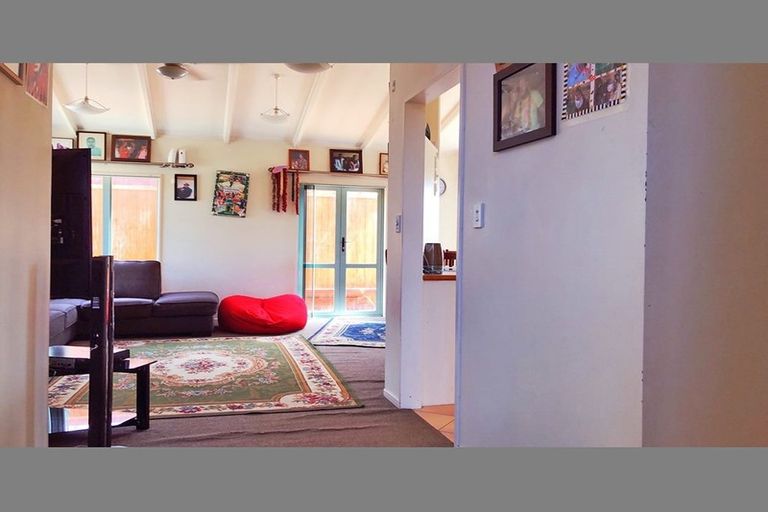 Photo of property in 1 Gala Place, Henderson, Auckland, 0612