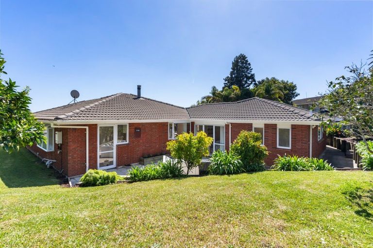 Photo of property in 15 Pickwick Parade, Mellons Bay, Auckland, 2014