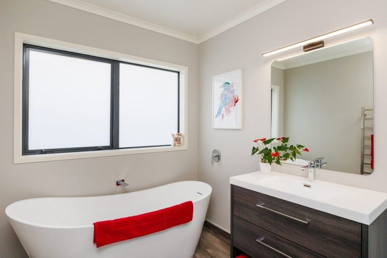 Photo of property in 38 Johnstone Drive, Fitzherbert, Palmerston North, 4410