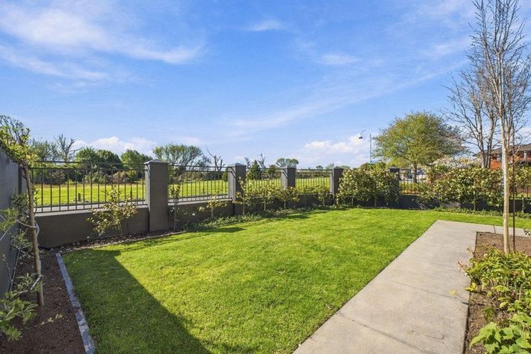 Photo of property in 40 Willowview Drive, Redwood, Christchurch, 8051